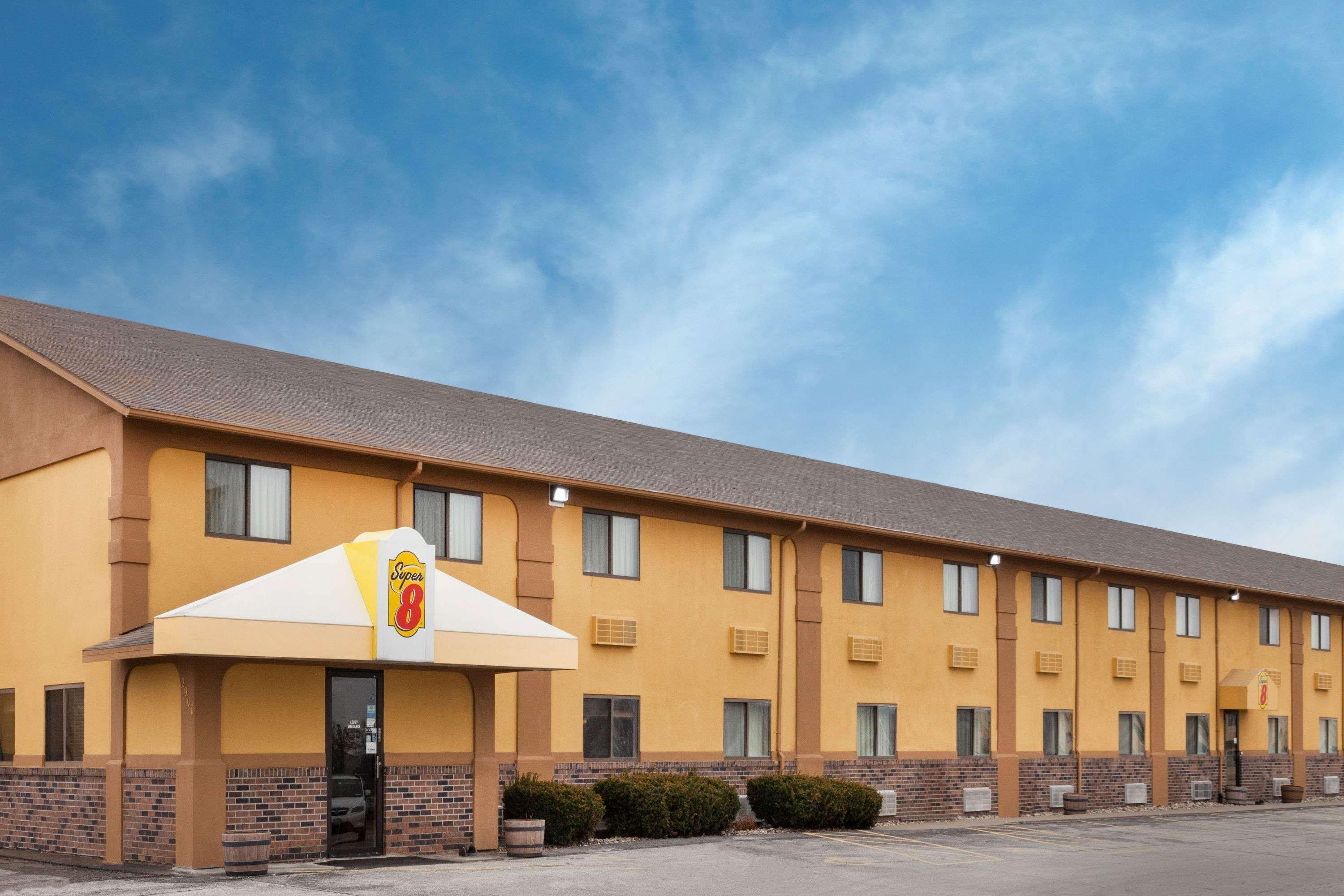 Hotel Super 8 By Wyndham Muscatine Exterior foto